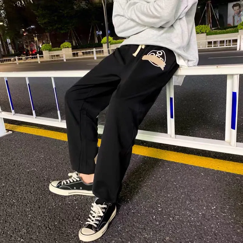 ♻️💯Refer to the model picture for the upper body❤️ The top tested version for spring and autumn OFF WHITE OW patch bronzing tape arrow sweatpants for men and women, the same style pure cotton loose trousers for men and women OW men's and women's loose leg-fitting sports casual pants, with anti-counterfeiting technology on the back, the real over-the-top version OW yellow glue, obvious signature, unique high street style! The stylized design is printed on a classic frame, and a layer of foundation-colored colloid with a graffiti effect is superimposed on the printing. It is visually very consistent with the theme, as if a layer of tape has been pasted, and the design is brilliant! Heavy, tougher and retro, the main elements are heavily engineered, the micro-profile version is suitable for both men and women, surrounded by more street-style inkjet elements, and the inkjet style of street graffiti is everywhere. The printing is done on a Japanese-owned Mimaki printing machine, with no edges or burrs. Inkjet heat transfer is hot-pressed and cold-teared, and the high temperature is 180 degrees. The front piece needs to be pressed twice (the second time requires 180kg of air pressure). The transparent fabric pattern is anti-scratch and ironing, and the printing does not fog up. The semi-transparent tape in the front circle can reveal the covered part of the printing below. The color of the golden printing on the tape is not a flat color, and the colors of the tape printing are different in depth. The wash label is also customized according to the original font from the company. The accessories still use the full line of correct accessories. The rectangular woven collar label design has canceled the previous three-dimensional silicone feel font and changed it to a fully woven collar label. You can see fluorescent fonts on the collar label. The five-link silicone hang tag, the three-link washable label and the zebra crossing packaging line are still the same. Size chart Hips 56, recommended 120-150 catties M pants length 104 waist 80 hips 58 recommended 150-170 catties L pants length 106 waist 82 hips 60 recommended 170-190 catties (the waist is elastic and can be enlarged) Color: Black White P: 360